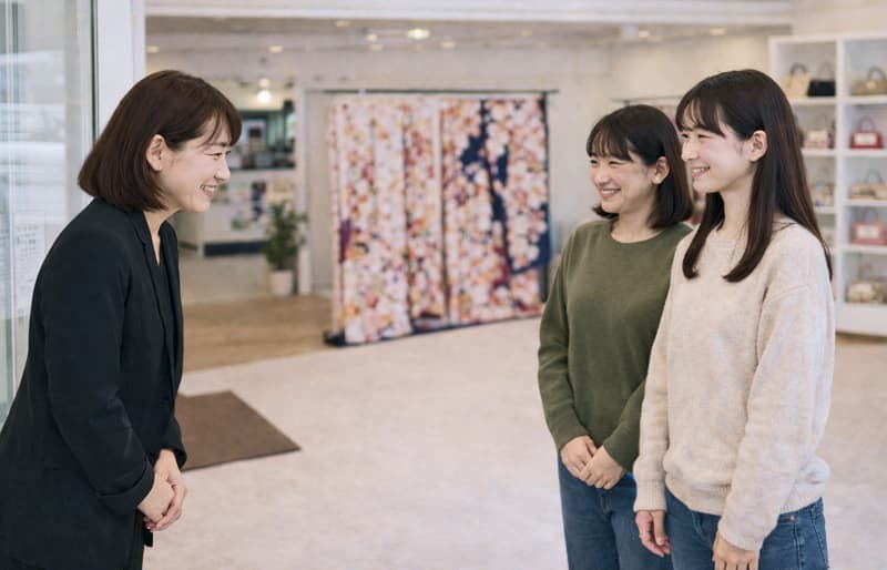 スタッフがお客様をお迎えする様子