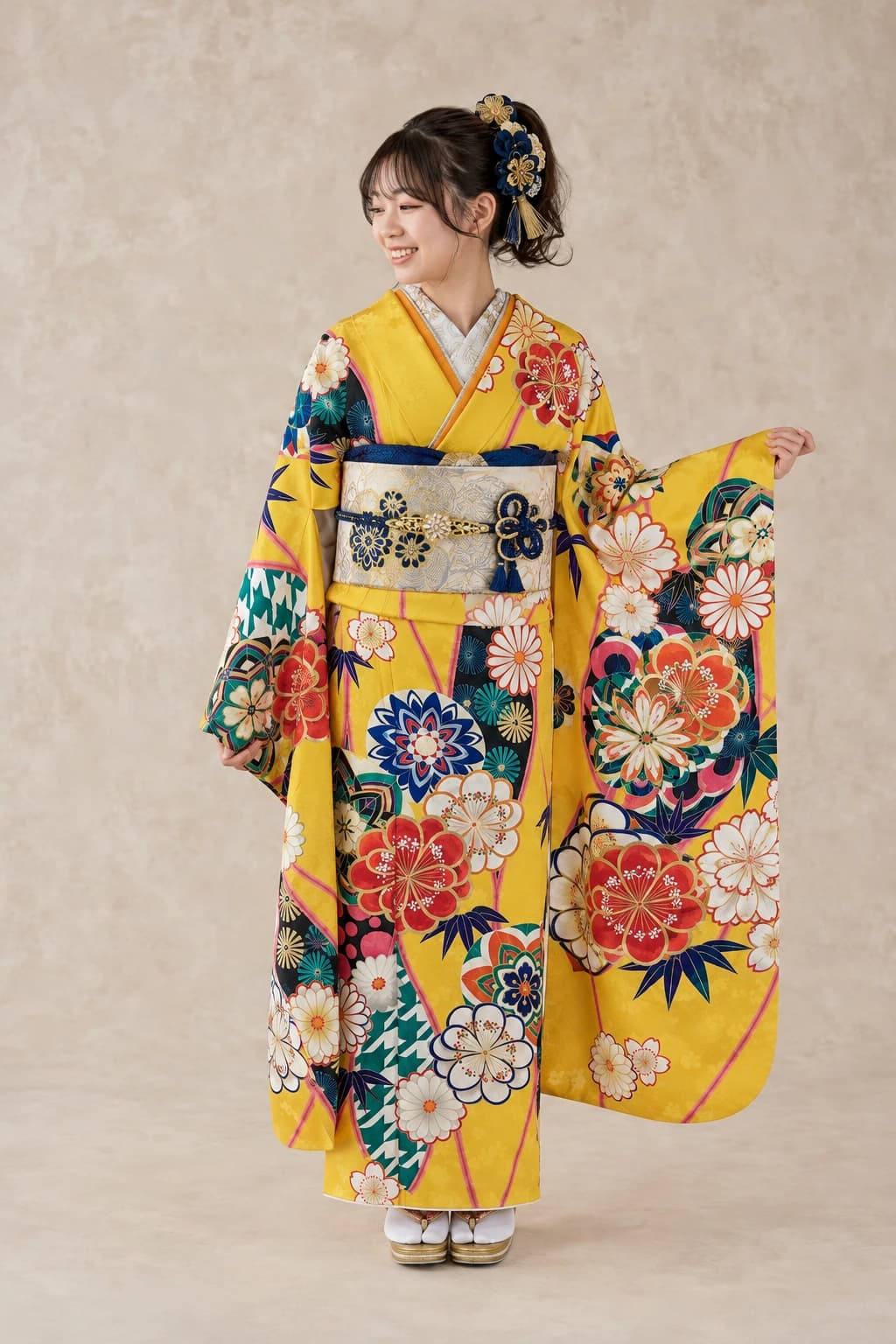 振袖を着用したモデル写真