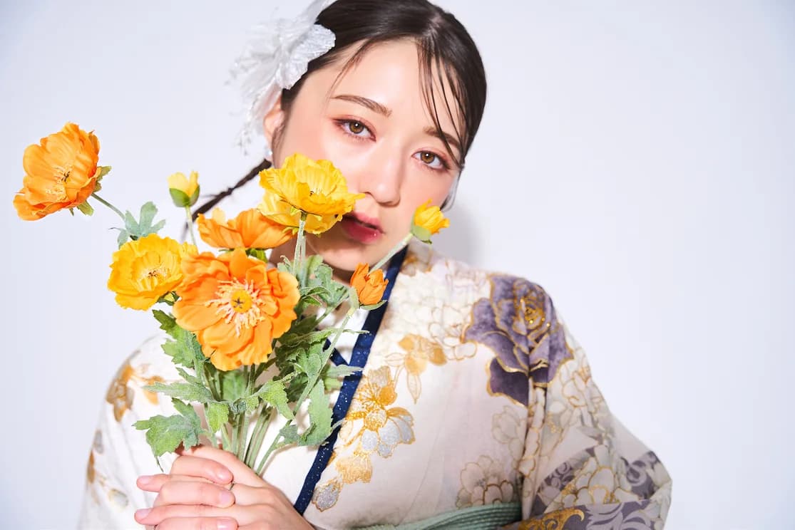 花束を持って前撮り撮影をする振袖姿の女性