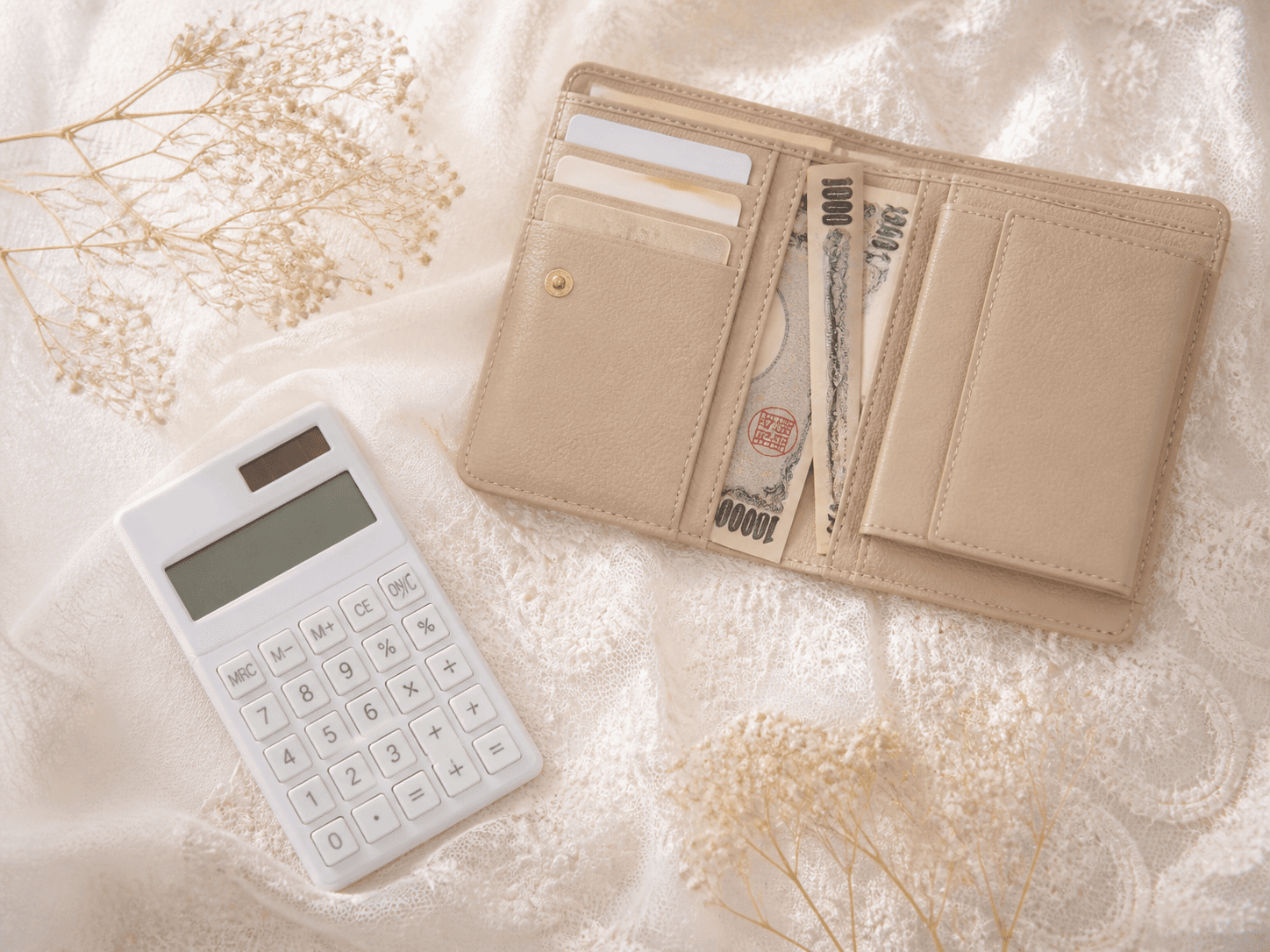 分割払いをイメージした財布と電卓