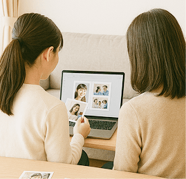 パソコンを触る家族