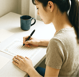 手紙を書く女性